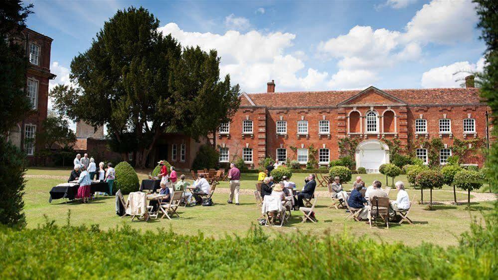 Chicheley Hall Экстерьер фото